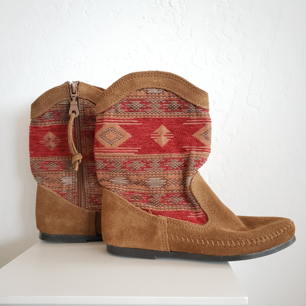 NWT Minnetonka Baja boots brown suede red southwestern tapestry size 5